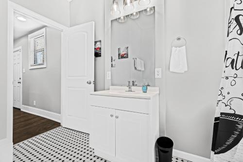 底特律Lovely two-bedroom relaxing private parking Townhome rental的白色的浴室设有水槽和镜子