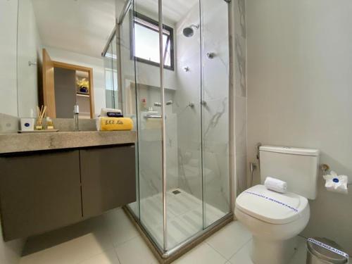 马塞约Elegante quarto e sala Sky Concept 418 Novissímo的一间带卫生间和玻璃淋浴间的浴室