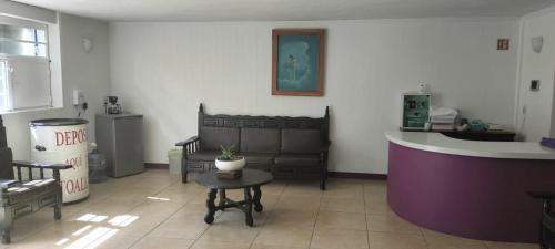 伊斯米基尔潘Hotel Avenida Ixmiquilpan的客厅配有沙发和桌子
