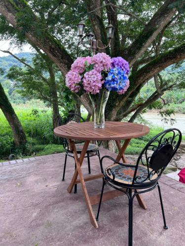 TuaranBijan Borneo Villa 7 rooms的花瓶桌子和椅子