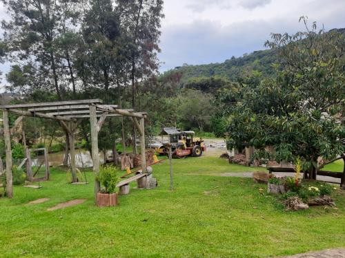格拉玛多Casas Sabiá的拖拉机停在一个花园的田野里