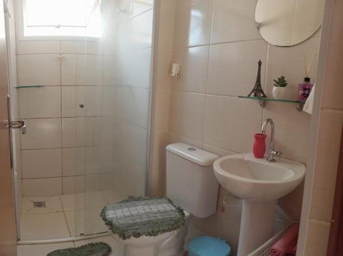 库亚巴Apartamento inteiro próximo à Miguel Sutil的带淋浴、卫生间和盥洗盆的浴室
