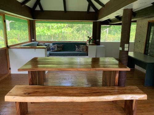 萨武萨武Fiji Fishing Holiday Bure的客厅配有木桌和沙发
