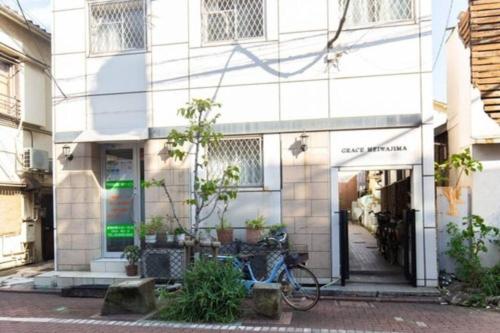 东京Grace Heiwajima的停在大楼前的自行车