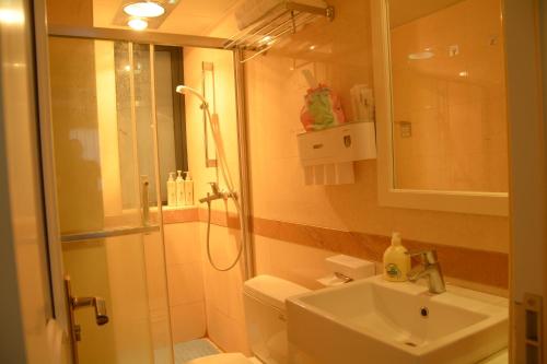 长沙悠闲的时光的带淋浴、卫生间和盥洗盆的浴室