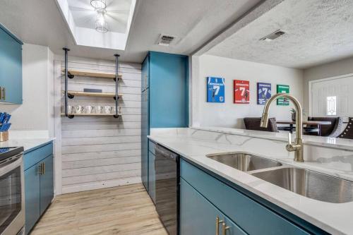 大草原城Mpressive Hideaway!的厨房配有水槽和蓝色橱柜