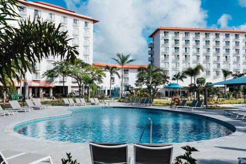 加拉班塞班岛皇冠假日度假酒店的酒店前的游泳池