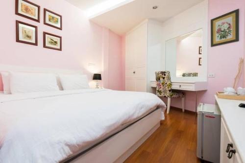 DusitSabai Dee Minitel的卧室配有白色的床和书桌