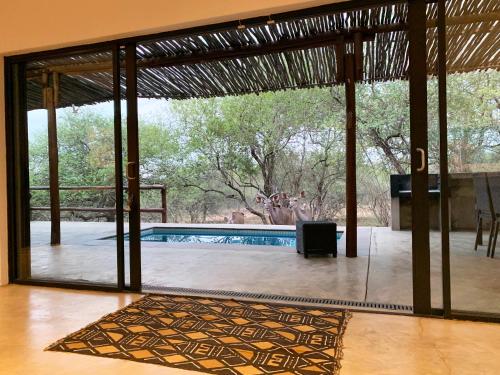 玛洛斯帕克Kruger Willows的透过玻璃门可欣赏到游泳池的景色