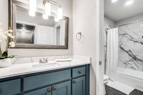 大草原城Mpressive Retreat!的浴室配有盥洗盆、镜子和浴缸