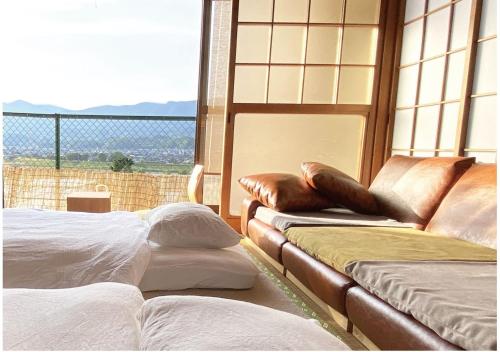 KudoyamaIto-gun - House - Vacation STAY 31960v的两张床位于带窗户的房间内