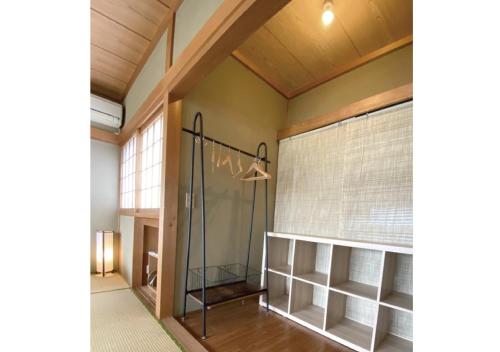 KudoyamaIto-gun - House - Vacation STAY 31960v的玻璃墙的房间里设有步入式淋浴间