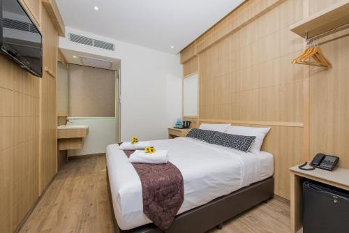 新加坡Hotel 81 Premier Star的一间带床和水槽的小卧室