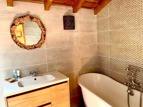 马尔旺Casa Pollard的带浴缸、水槽和镜子的浴室