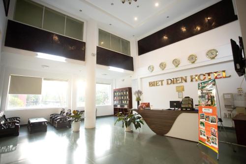 邦美蜀Biet Dien Hotel的中间设有一张桌子的商店大堂