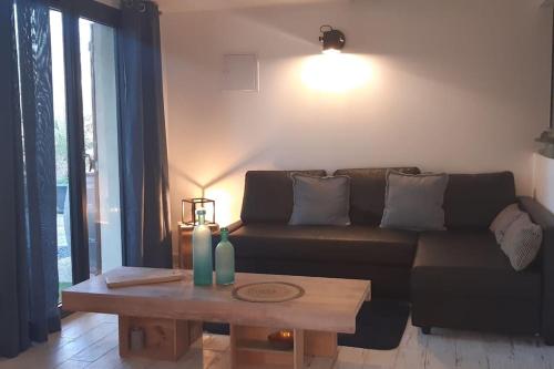 拉特斯特德布赫Mon petit coin sous les pins的带沙发和咖啡桌的客厅