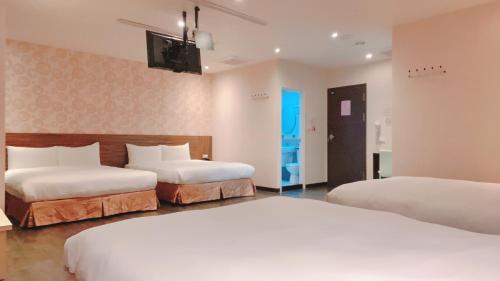 高雄中央商务大饭店的酒店客房设有两张床和电视。