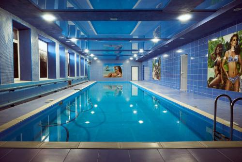 波尔塔瓦Hotel Royal (Отель Роял)的大楼内的大型游泳池