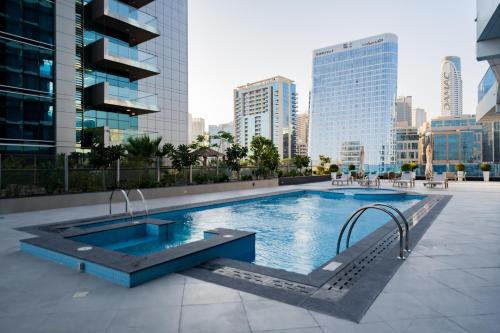 迪拜Kasco Homes Waves Tower Business Bay的城市中心的一个游泳池