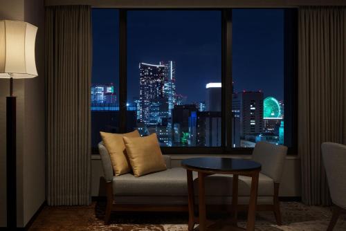 横滨横滨凯悦酒店的客房设有带沙发和桌子的窗户。