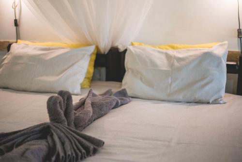 白河Thokozani Lodge的床上有毯子,有枕头