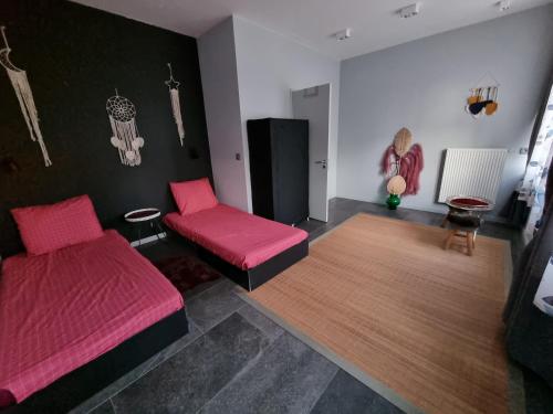 Wezembeek-OppemBB GUESTHOUSE的客厅配有两张床和一张桌子
