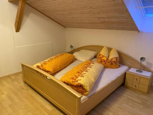 豪岑贝格Ferienhäuser Geiersberg的一间卧室配有带四个枕头的床