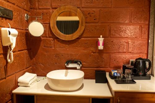 PanhālaAATHAVAN MATICHI ECO RESORT的一间带水槽和镜子的浴室