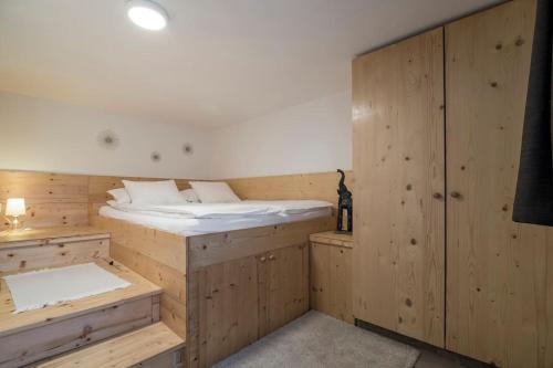 卡莫日诺Ales Green的一间设有木墙的桑拿浴室和一张位于客房内的床
