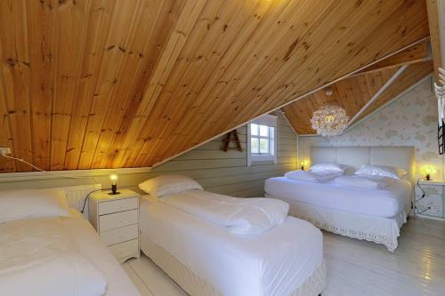 塞尔福斯Blue Viking Luxury Cabin的配有木天花板的客房设有两张床。
