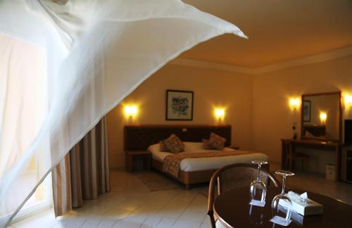 马赫迪耶Hotel Nour Palace Resort & Thalasso Mahdia的酒店客房设有床和窗户。