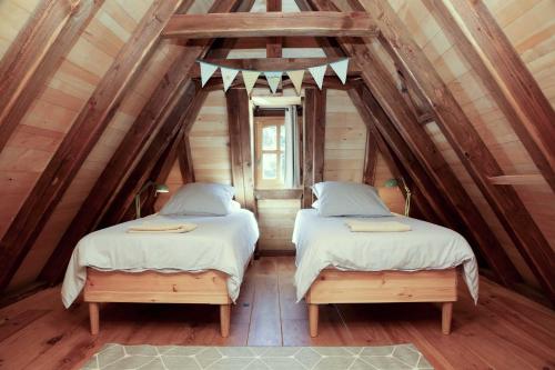 勒比格La Petite Maison的一间小客房内配有两张床的卧室