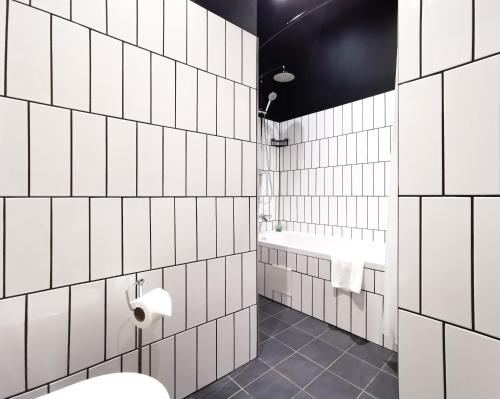 布达佩斯Metropolis Budapest Boutique Hotel的一间带卫生间和水槽的浴室