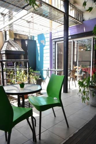 科尔多瓦启程旅馆的庭院设有绿色椅子、桌子和炉灶。