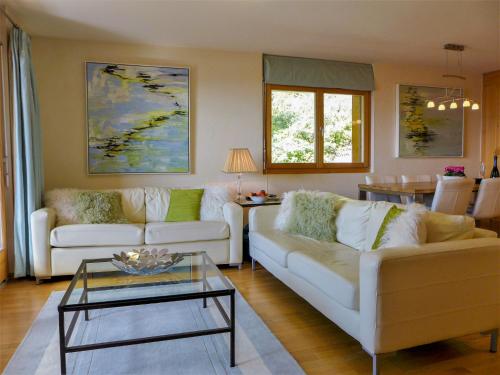 克莱恩 蒙塔纳Apartment Orana by Interhome的客厅配有2张白色沙发和1张桌子
