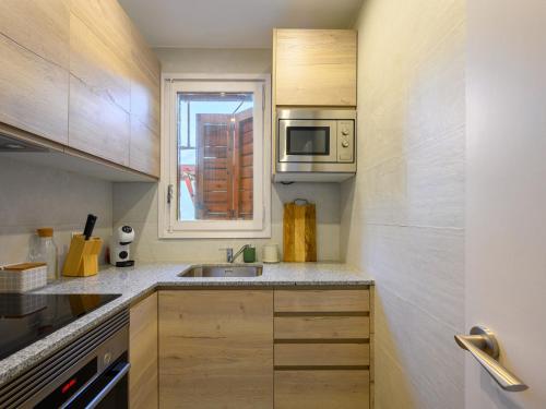 拉莫利纳Apartment Ginesta by Interhome的一个带水槽和窗户的小厨房