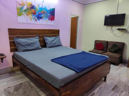 BrahmapurHotel HCB (Hemo Chandra Bhawan)的一间卧室配有一张大床和一张沙发