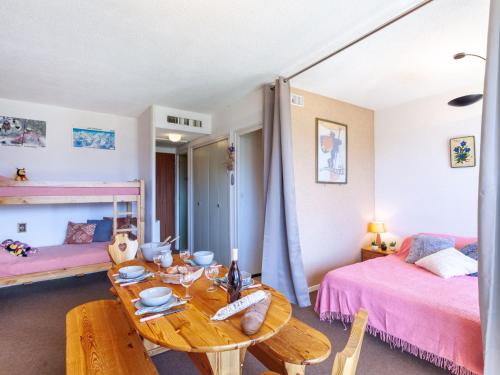 土绪尔Apartment Mont Charvin by Interhome的一间设有两张床和一张木桌的客房