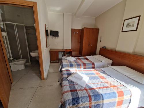米兰博诺拉酒店的酒店客房带两张床和一间浴室