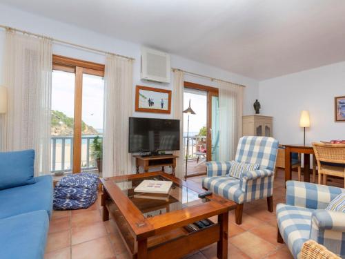 巴古尔Apartment Sa Riera Beach by Interhome的客厅配有蓝色的沙发和电视