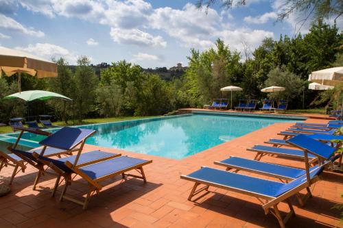 因普鲁内塔阿古里图里斯默博格黛里奇酒店的一个带蓝色躺椅和一束家具的游泳池
