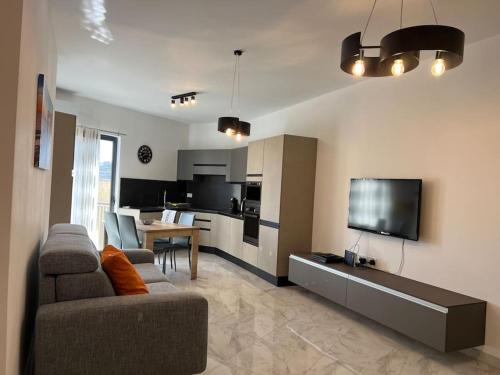 泽布季Gozo - 3 Bedroom - Brand New的带沙发和电视的客厅