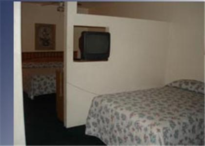 梅萨科罗那汽车旅馆套房的一间卧室配有一张床,墙上配有电视