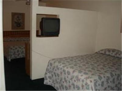 梅萨科罗那汽车旅馆套房的一间卧室配有一张床,墙上配有电视
