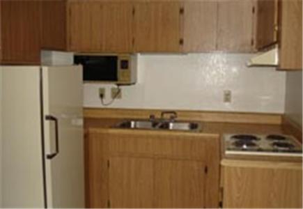 梅萨科罗那汽车旅馆套房的厨房配有白色冰箱和水槽