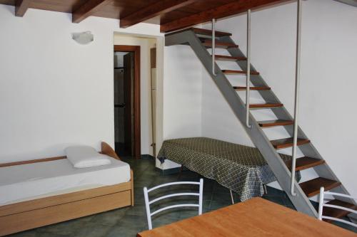 圣凯撒利亚温泉唐诺宫度假屋的客房设有楼梯、床和桌子