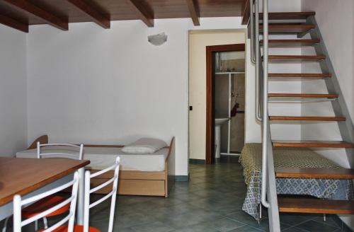 圣凯撒利亚温泉唐诺宫度假屋的客房设有双层床和楼梯。