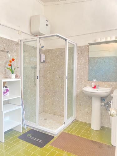 普拉亚Best Rooms - Quarto 1 Plateau的带淋浴和盥洗盆的浴室