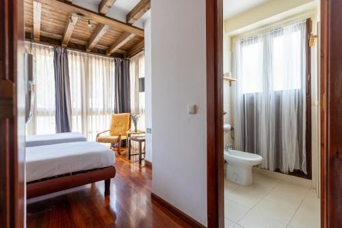 列尔加内斯Posada 3 Valles的一间酒店客房 - 带一张床和一间浴室