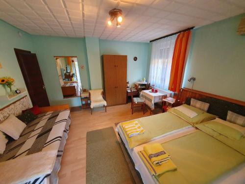 维谢格拉德佩雷茨莱伊旅馆的一间带两张床的卧室和一间客厅